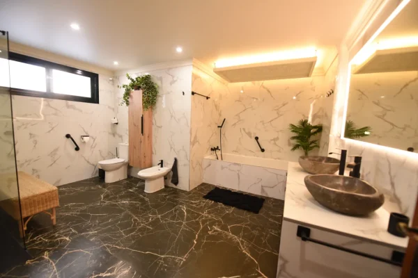 The spacious bathroom